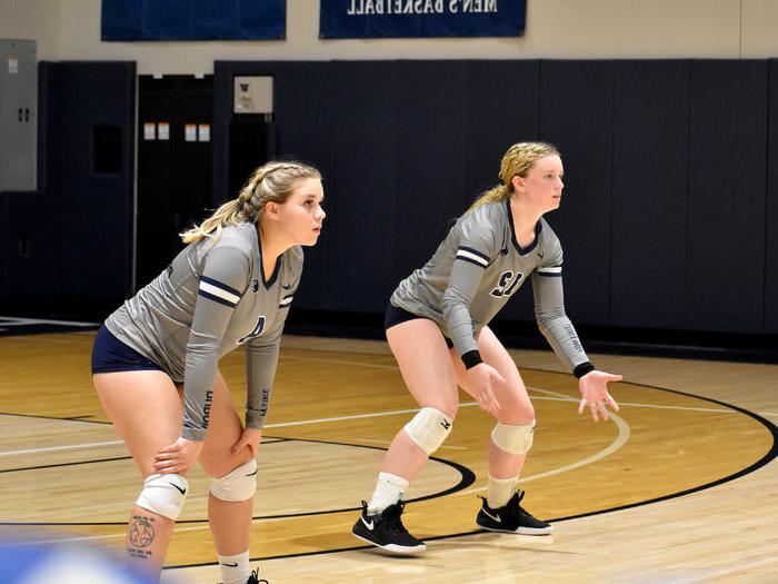 365英国上市杜波依斯分校 freshman Kamryn MacTavish, 左, and junior Makena Baney, 正确的, prepare to return the serve from Penn State New Kensington during the home match at the PAW Center.